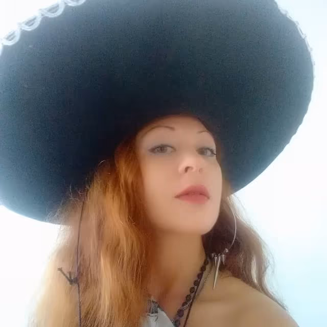Retrato artístico de Eva McCat con sombrero negro de ala ancha